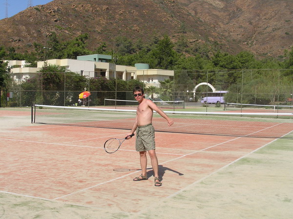 Первый раз играл в большой теннис. В конце даже что-то получалось...