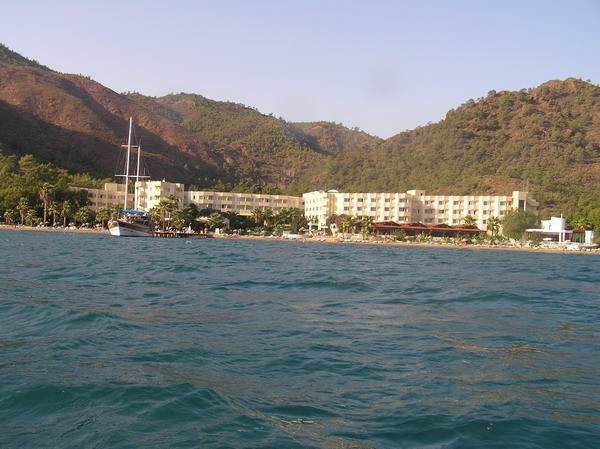 Вид на наш отель с моря